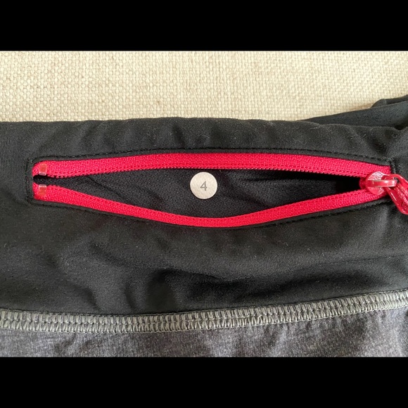 Lululemon Speed up shorts 2.5” Size 4. - Picture 4 of 4